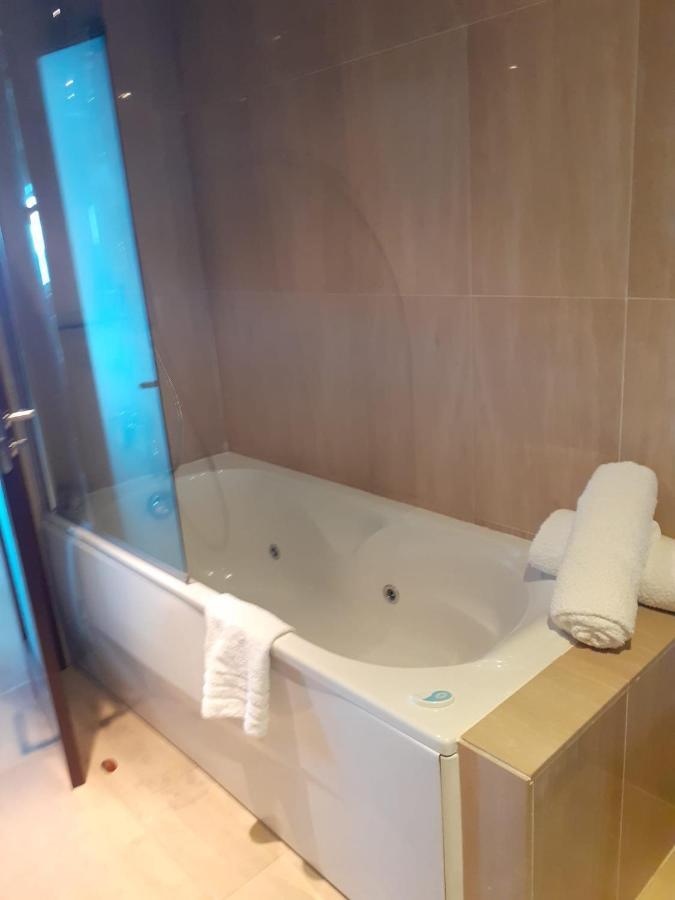 Bahia De La Plata Seafront Apartment Estepona Bagian luar foto