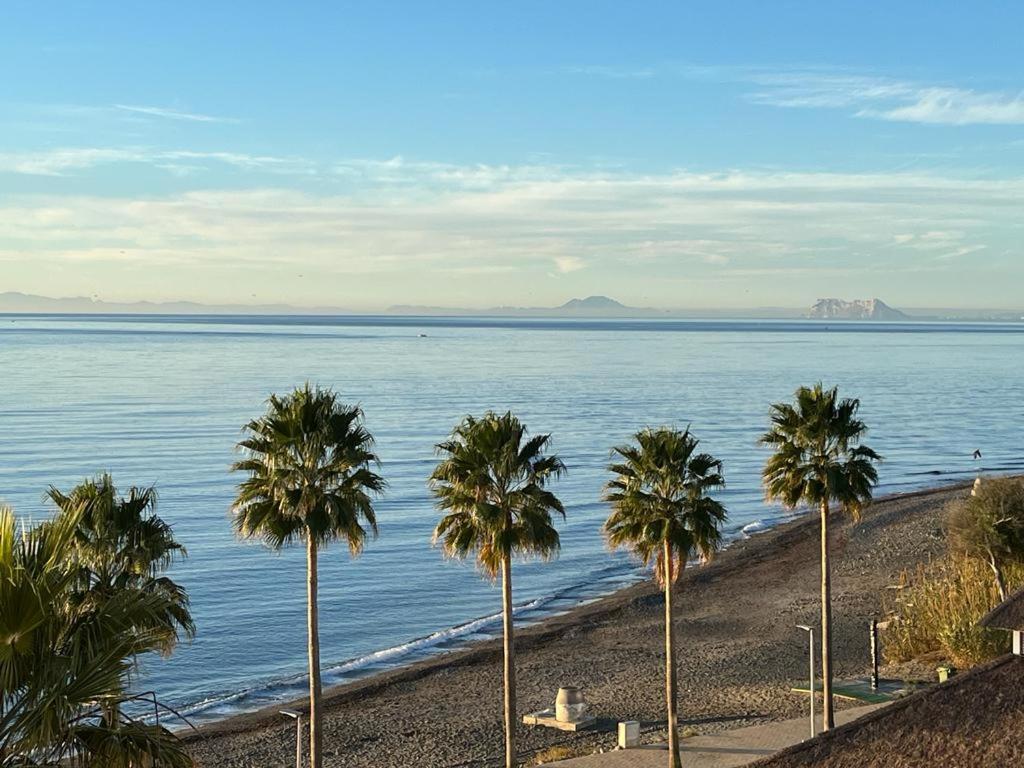 Bahia De La Plata Seafront Apartment Estepona Bagian luar foto
