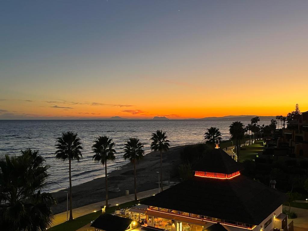 Bahia De La Plata Seafront Apartment Estepona Bagian luar foto
